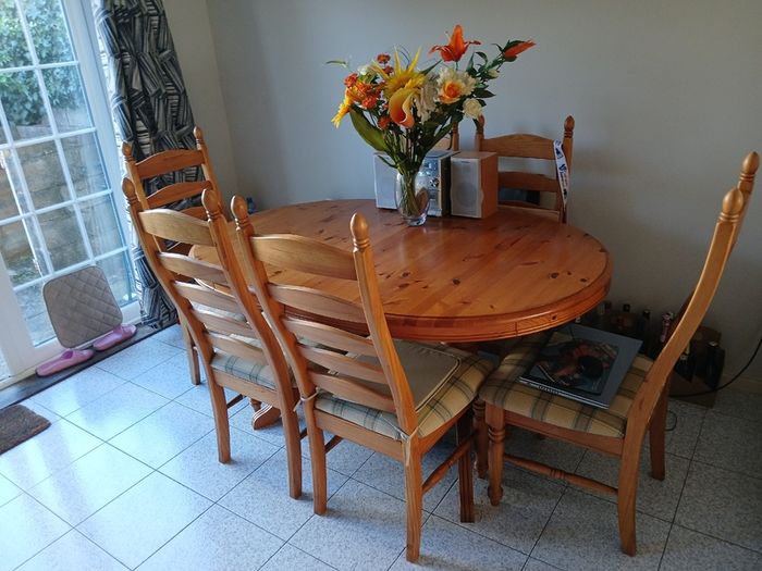 Dining table & 6 chairs