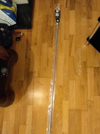 Expanding curtain rod in chrome