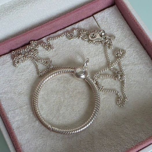 Pandora large O pendant necklace size ajustable. Very good condition