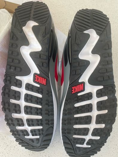 Spikeless golf shoes