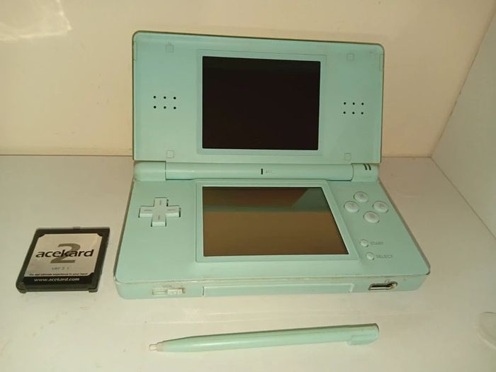 Nintendo ds lite ice blue with flashcard working with minor issues-no charger