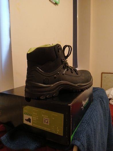 Work boots Brand new Huskee storm steel toe waterproof size 8