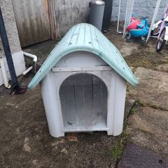 Large Plastic Dog Kennel Dog House. Good Condition