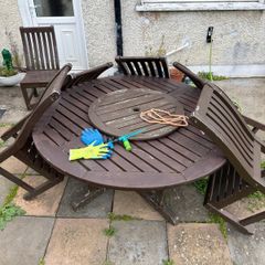 garden table and chair