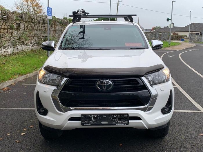 Toyota Hilux SR5 2.4L Full Leather, Canopy, Low KM