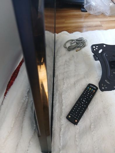 Walker brand flat screen tv 29inch in length  x17 inch heigth. Comes with original remot control, swivel mounted tv bracket and cables. .