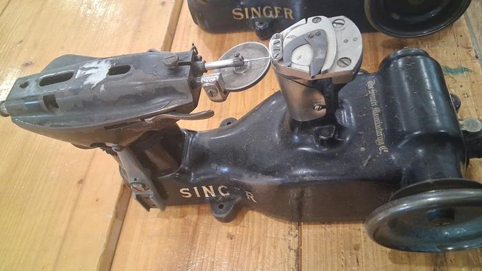 Singer 172K1 Industrial Leather Glove Sewing Machine Head Only