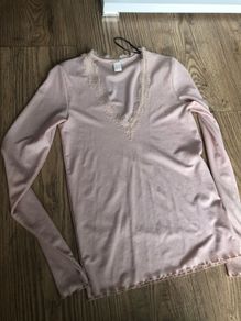 pink top