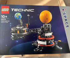 Lego Technic Planet Earth & Moon in Orbit BNIB