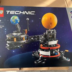 Lego Technic Planet Earth & Moon in Orbit BNIB