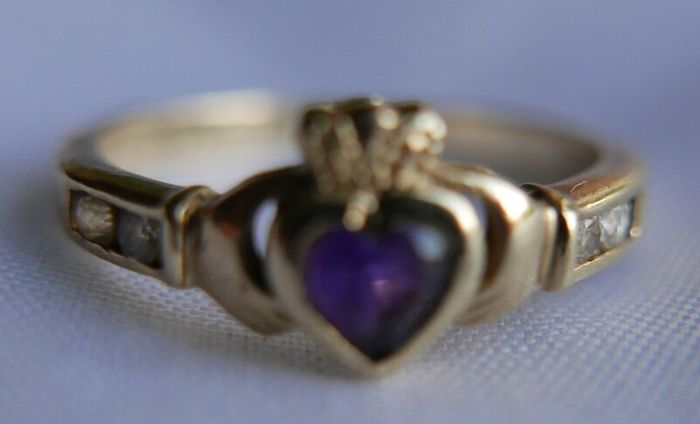 Vintage 9Ct Yellow Gold 375 Amethyst Claddagh Ring size K  1,83g