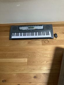 Yamaha keyboard EZ-200