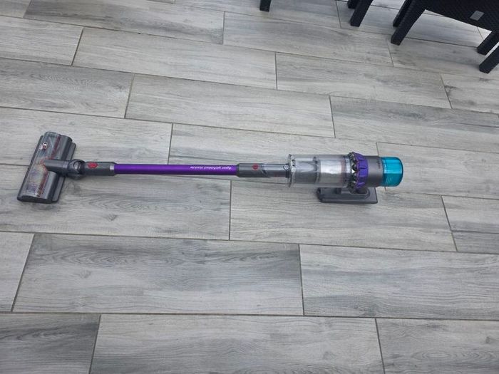 Dyson v15