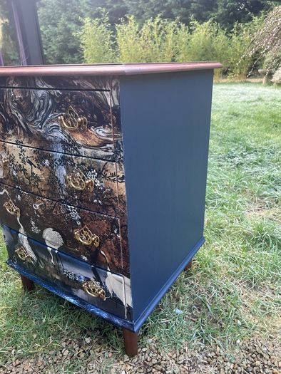 Chest of drawers