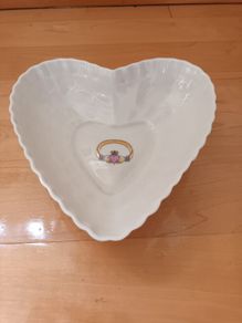 Doegal Parian China - Claddagh Heart Dish