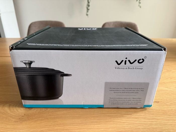 Brand new Vivo by Villeroy and Boch Group Cast Iron Casserole Dish with Self-Basting Pan Lid