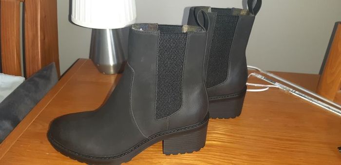 Brand new ladies boots (marks and spencer)