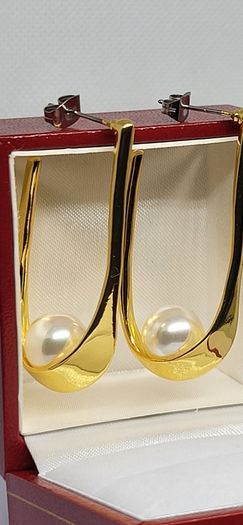 Beautiful earrings with pearls.