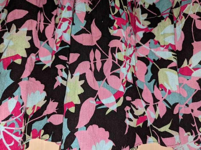 Perfect for Summer. beautiful floral midi skirt