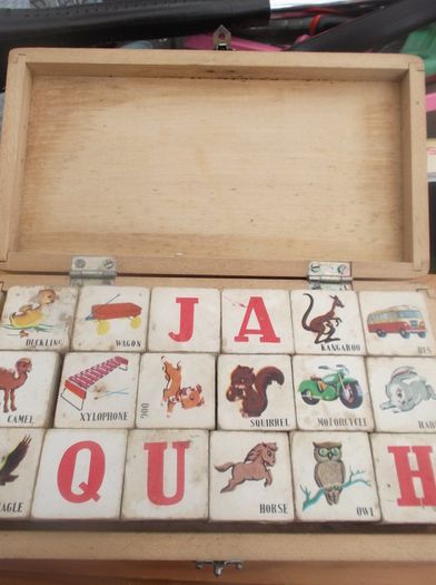 Lovely Vintage Game in Wooden Box