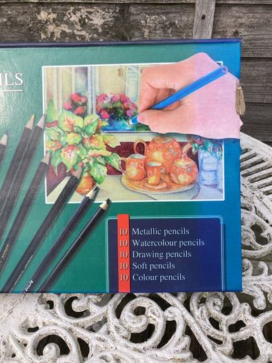 50 artist's pencils