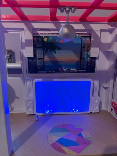 Barbie dream house like new + extras