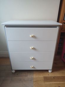 Chest of drawers