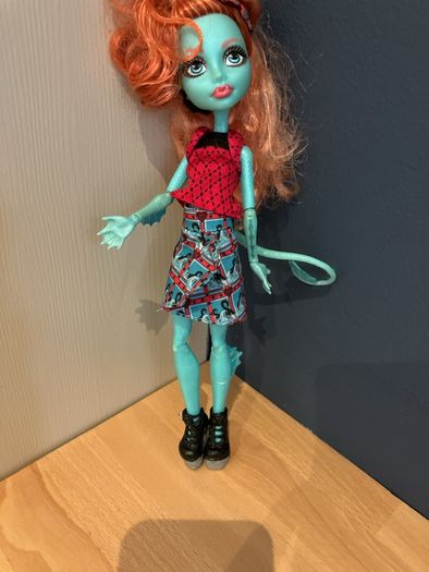 4 monster high dolls