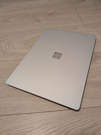 Microsoft Surface Laptop 1 + Genuine Docking station