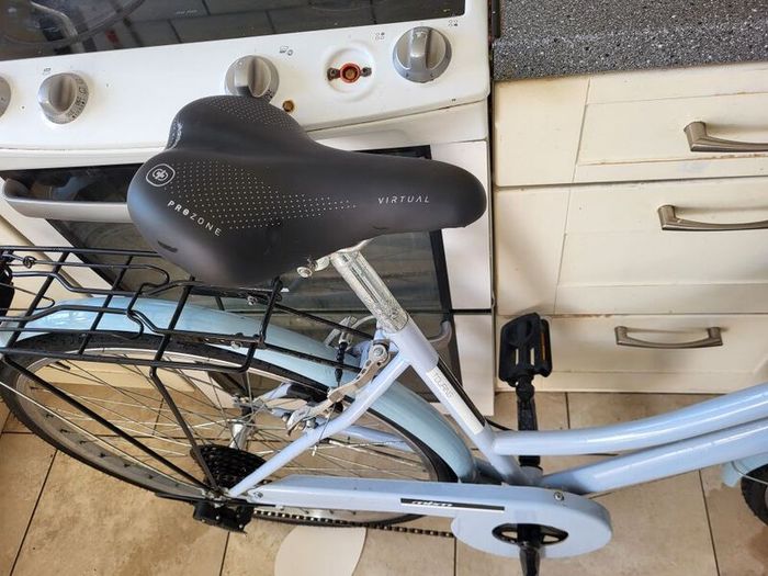 ladies bike (LIKE NEW)