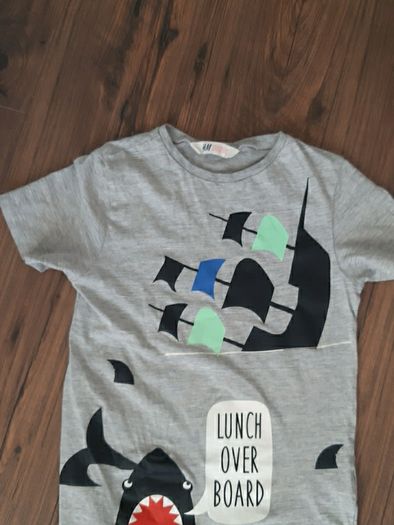 T shirt H&M size 8-10 years shark