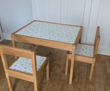Kids table & 2 Chairs