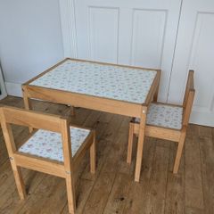 Kids table & 2 Chairs