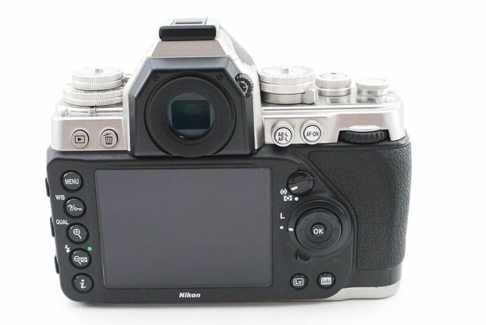 Nikon Df Fx Silver 16.2mp Digital SLR Body + Nikon 85mm f1.8 D lens