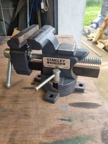Bench vice