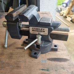 Bench vice
