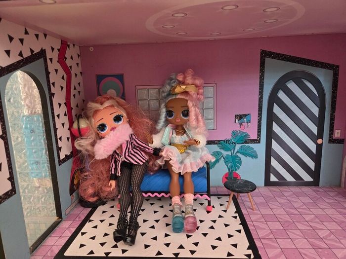 LOL Dolls house including Lol dolls and all furniture