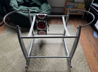 Moses basket rocking stand