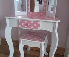 Girls make up table