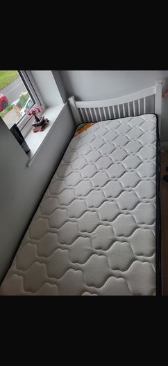 single bed with matteress (never used)