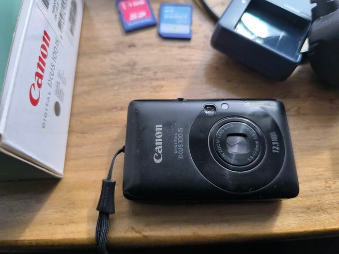 Canon IXUS 100 IS Digital Camera