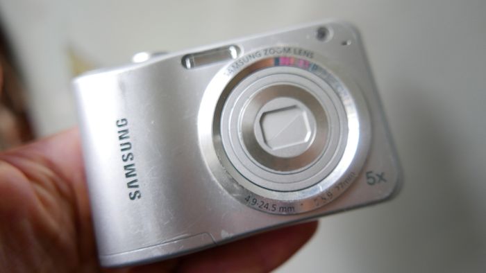 SAMSUNG Digital Camera ES28 12.0MP Metallic