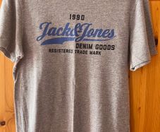 Jack & Jones T-shirt Size Small (small Adult)  In Excellent Condition. Like New. Colour Grey