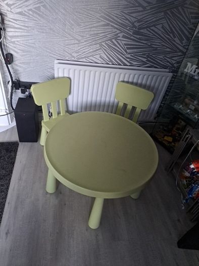 Kids table & chairs