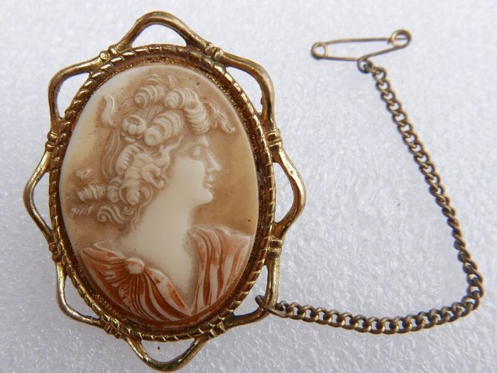 Vintage Gold Plated Shell Ornate Cameo