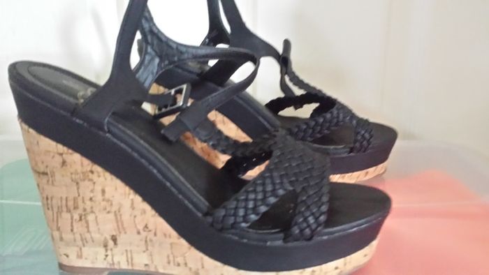 Black wedges