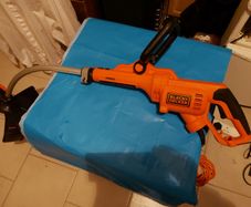 Black+Decker 33 cm 700W corded electric grass trimmer GL7033-GB in excellent condition