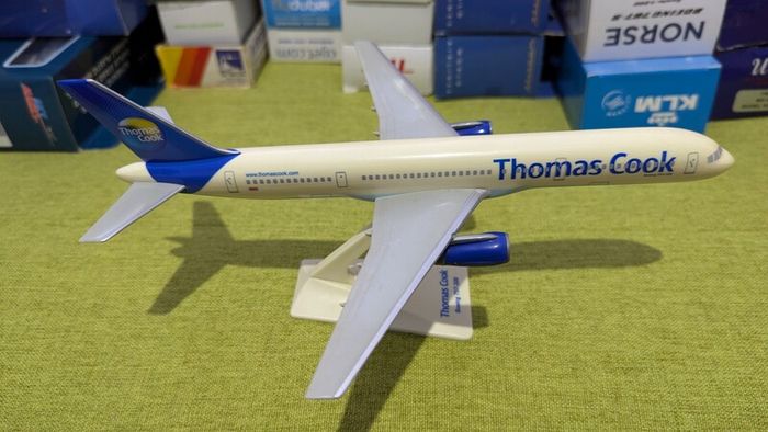 Thomas Cook 1:200 scale model airplane, Boeing 757 aircraft