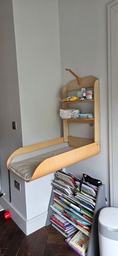 Wallmounted change table
