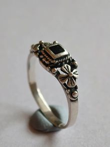 Vintage Sterling Silver Black Stone Floral Ring UK J/K EU 50